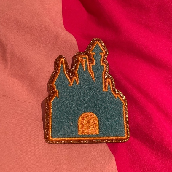 Castle iron on patch with gold trim - Picture 1 of 1